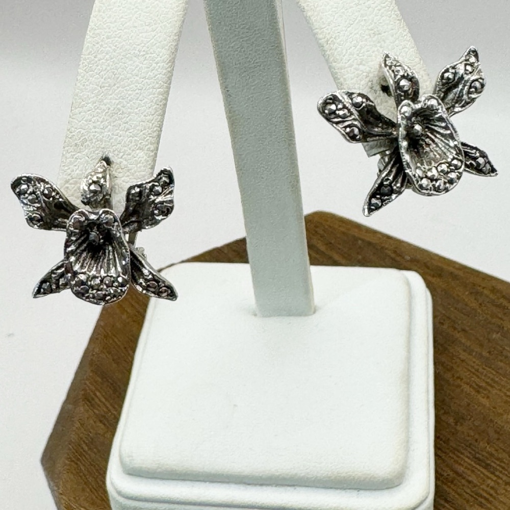 Vintage silver tone iris flower small clip on flowers
